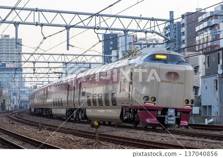[Tokaido Main Line] Sunrise Seto and Izumo passing through the streets of Omori in the early morning 137040856