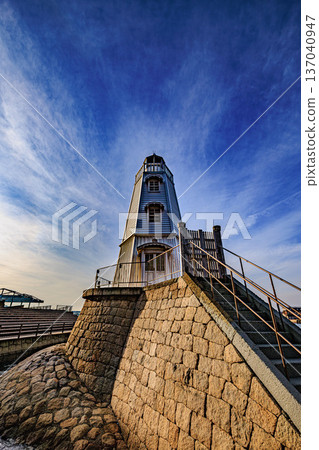 Former Sakai Lighthouse and radiating clouds | A spectacular view of the Sakai Port symbol and blue sky Former Sakai Lighthouse and radiating clouds | A spectacular view of the Sakai Port symbol and blue sky 137040947