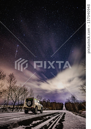 A driving scene of a starry sky and snowy scenery A fantastic night of shooting stars and a 4WD A driving scene of a starry sky and snowy scenery A fantastic night of shooting stars and a 4WD 137040948