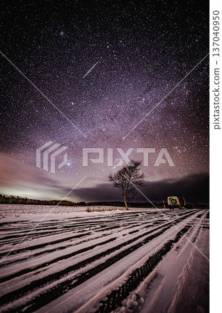 繁星點點的夜空、白雪皚皚的道路、一輛SUV和一顆流星，共同構成了一幅奇妙的夜景。 137040950