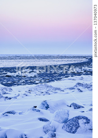 Drift ice in the Sea of Okhotsk and the gradation of the winter sunrise 137040973