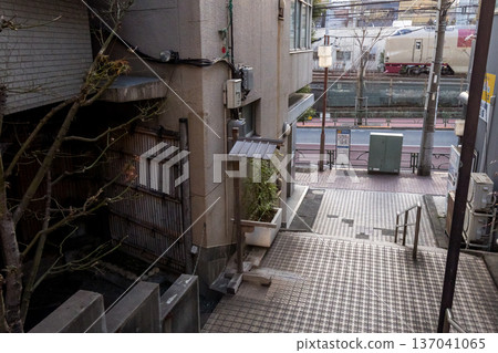 [Tokaido Main Line] Sunrise Seto and Izumo passing through a shopping district early in the morning 137041065
