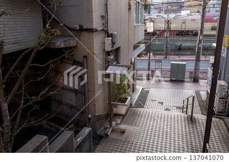 [Tokaido Main Line] Sunrise Seto and Izumo passing through a shopping district early in the morning 137041070