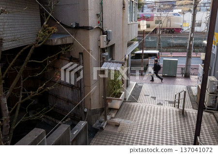 【東海道本線】清晨，瀨戶和出雲列車駛過商業街 137041072