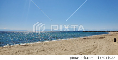 beautiful seascape. clean, clear turquoise water and small waves beautiful seascape. clean, clear turquoise water and small waves 137041082