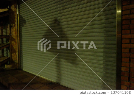 牆上招牌的影子 137041108