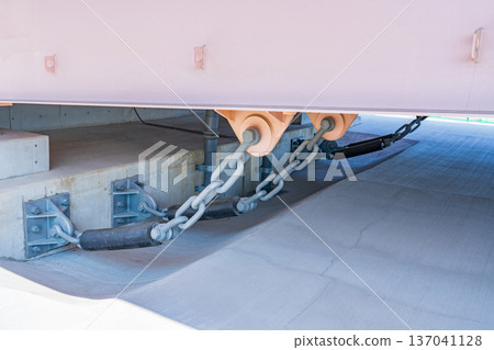 Chain-type bridge collapse prevention device at Yumeshima in Osaka City 137041128