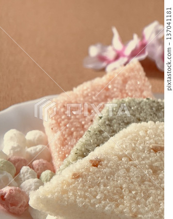 女兒節用的菱越年糕，盛在盤子裡 137041181