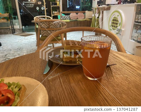 sandwich and limonade on the table 137041287