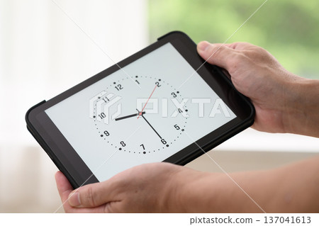 在平板電腦上查看時間 在平板電腦上查看時間 137041613