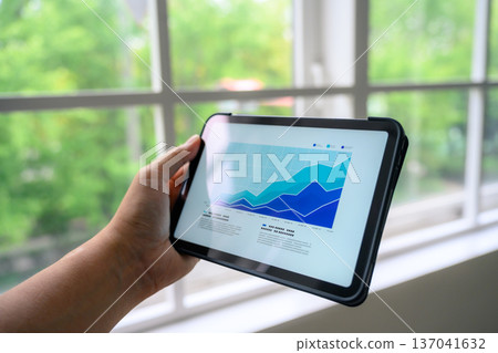 在平板電腦上查看業務績效 137041632