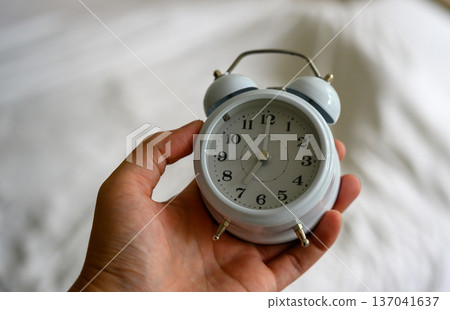 手中的復古鬧鐘 137041637