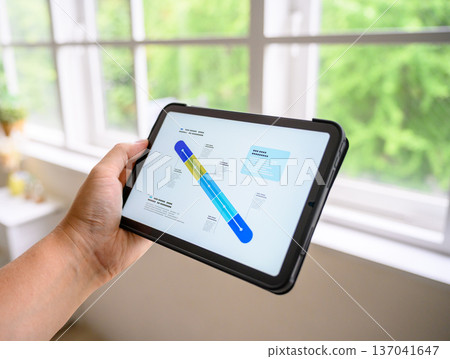 在平板電腦上查看數據 137041647