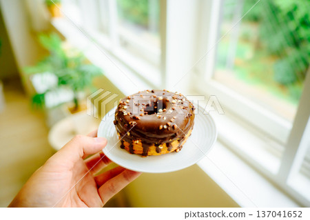 手持巧克力甜甜圈 137041652