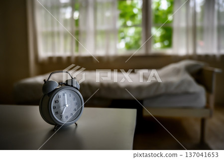 鬧鐘和陰沉的早晨 137041653