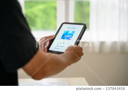 在平板電腦上播放音樂 137041658