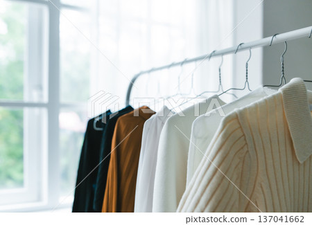 衣架上存放衣物 137041662