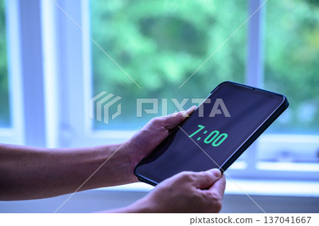 平板電腦展示時間:早上7點 平板電腦展示時間:早上7點 137041667