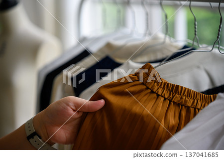 檢查裙子的腰圍 137041685