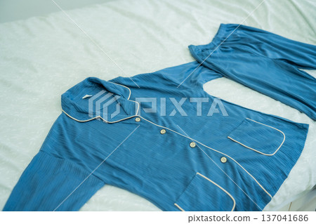 藍色睡衣平鋪 137041686