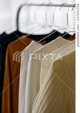 一個塞滿衣服的衣櫥 一個塞滿衣服的衣櫥 137041704