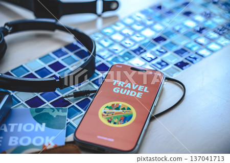 旅遊指南和耳機 137041713