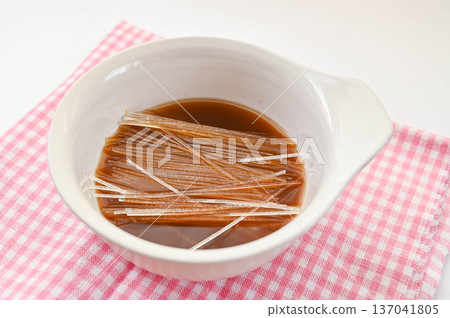 將粉絲加入麻婆粉絲醬中 137041805