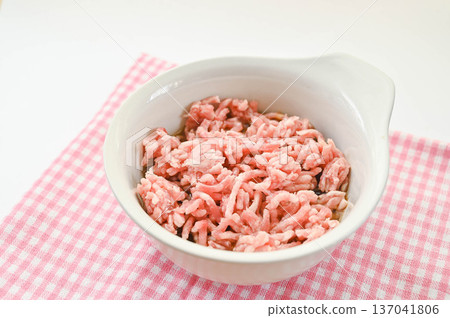 在麻婆粉絲醬汁中加入肉末和粉絲。 137041806