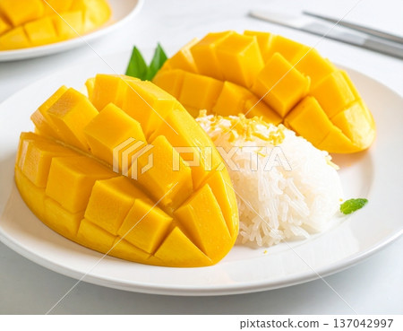 mango slice with sticky rice 137042997