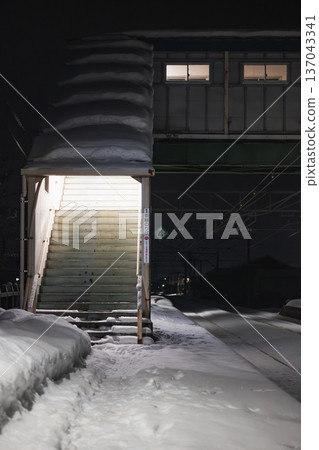 雪夜裡一座無人值守的車站:燈火通明的月台階梯與天橋 雪夜裡一座無人值守的車站:燈火通明的月台階梯與天橋 137043341