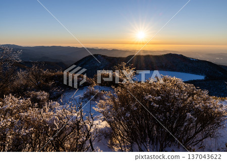冬日赤城山：從地藏岳眺望，冰封的池塘和霜花在晨曦中閃閃發光。 137043622