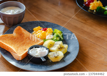 早餐拼盤，包括水果、吐司、炒蛋、奇異果和綠花椰菜 137044462