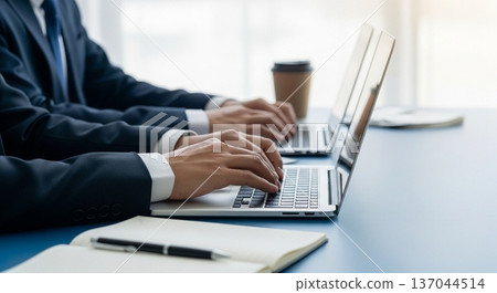 一位商務人士在辦公室操作筆記型電腦的雙手 一位商務人士在辦公室操作筆記型電腦的雙手 137044514