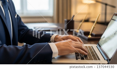一位商務人士在辦公室操作筆記型電腦的雙手 137044530