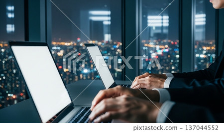 一位商務人士在辦公室操作筆記型電腦的雙手 137044552