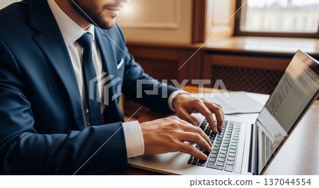 一位商務人士在辦公室操作筆記型電腦的雙手 一位商務人士在辦公室操作筆記型電腦的雙手 137044554