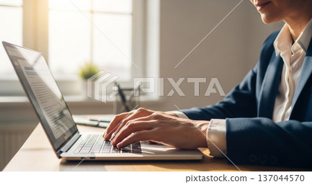 一位商務人士在辦公室操作筆記型電腦的雙手 137044570
