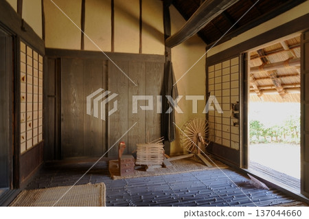 老房子的工作室和屋簷 老房子的工作室和屋簷 137044660