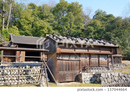 一座石砌屋頂的穀倉，是昭和初期老房子的典型建築（奈良郡） 137044664