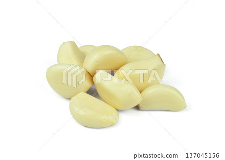 A pile of peeled garlic cloves prepared for cooking spices. on a white background A pile of peeled garlic cloves prepared for cooking spices. on a white background 137045156