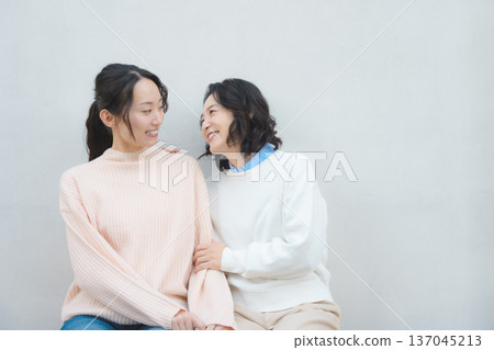 Portrait of a close mother and daughter Portrait of a close mother and daughter 137045213