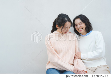 Portrait of a close mother and daughter 137045214