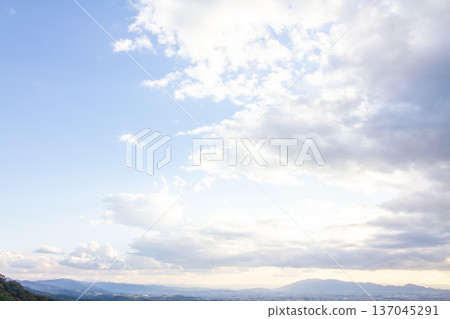 秋日的天空,層積雲密布。 秋日的天空,層積雲密布。 137045291