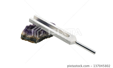 水晶調諧器和紫水晶原石的微距照片（透明背景） 137045802