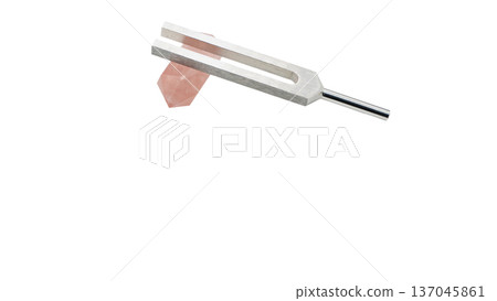 玫瑰石英和水晶調諧器、音叉和天然石材宏觀材料 玫瑰石英和水晶調諧器、音叉和天然石材宏觀材料 137045861