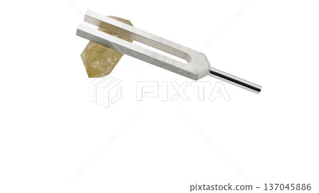 黃水晶和水晶調諧器微距攝影透明背景 137045886