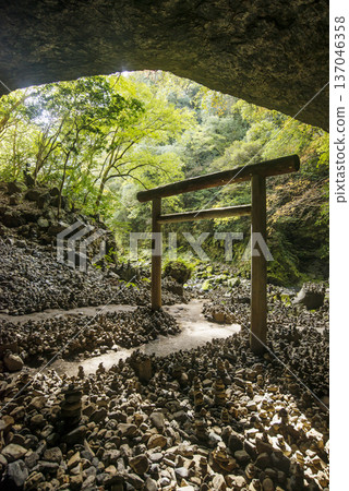 天安須賀原、天岩戶神社、宮崎縣旅遊景點、大洞、日本神話傳說之地、神秘神社洞穴的景色 137046358