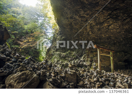 天安須賀原、天岩戶神社、宮崎縣旅遊景點、大洞、日本神話傳說之地、神秘神社洞穴的景色 137046361