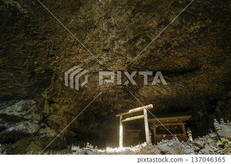 天安須賀原、天岩戶神社、宮崎縣旅遊景點、大洞、日本神話傳說之地、神秘神社洞穴的景色 137046365
