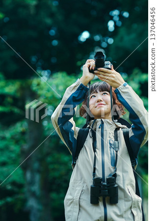 年輕女子在綠地健行並拍照 137046456